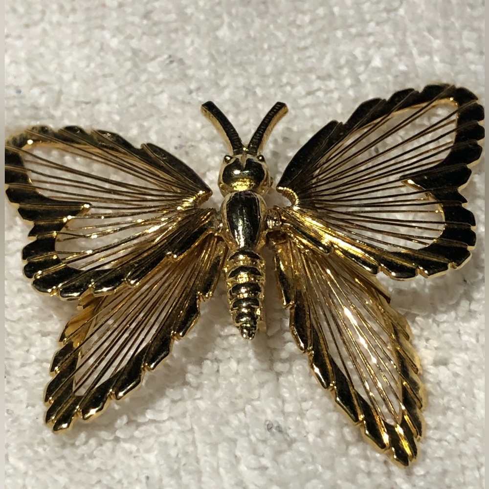 Monet Butterfly Brooch Vintage Gold Tone Open Wire Filigree Pin 1.75 x 1.75 - Picture 4 of 4